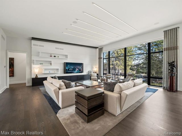 4890 Charing Cross Road, Bloomfield Hills, MI 48304