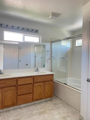 526 Eleni Ln, Manteca, CA 95336