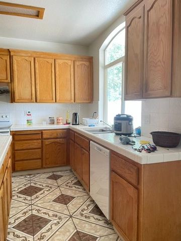 526 Eleni Ln, Manteca, CA 95336