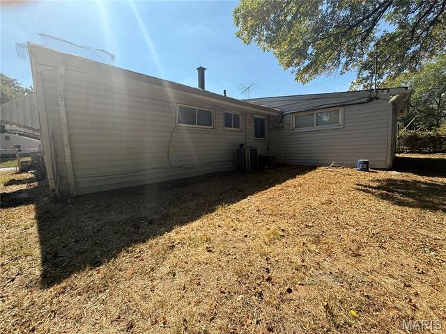 5501 Winchelsea Drive, St Louis, MO 63121