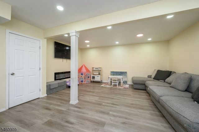 112 Valerie Dr, Manville Boro, NJ 08835