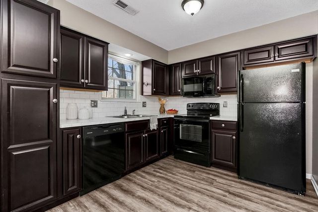 228 SW Pinetree Lane, Lee's Summit, MO 64063