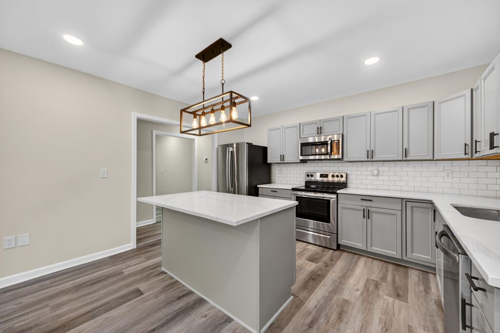 Image 10 of property listing at 2116 Commander Road, North Charleston, SC 29405