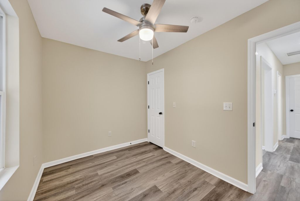 Image 11 of property listing at 2116 Commander Road, North Charleston, SC 29405