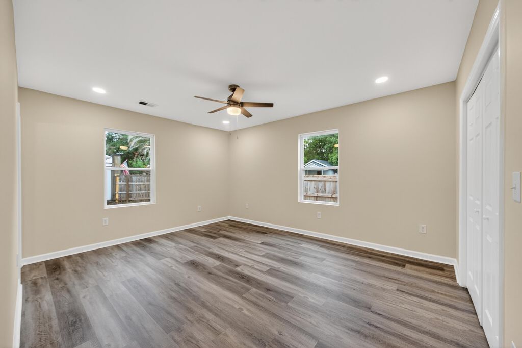 Image 13 of property listing at 2116 Commander Road, North Charleston, SC 29405