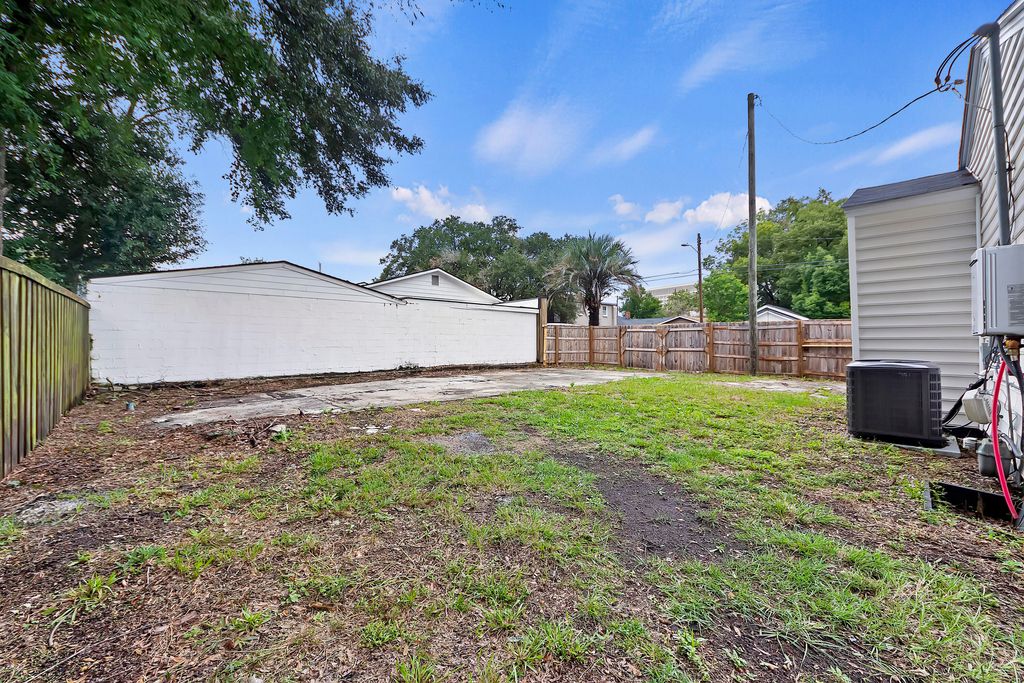 Image 22 of property listing at 2116 Commander Road, North Charleston, SC 29405