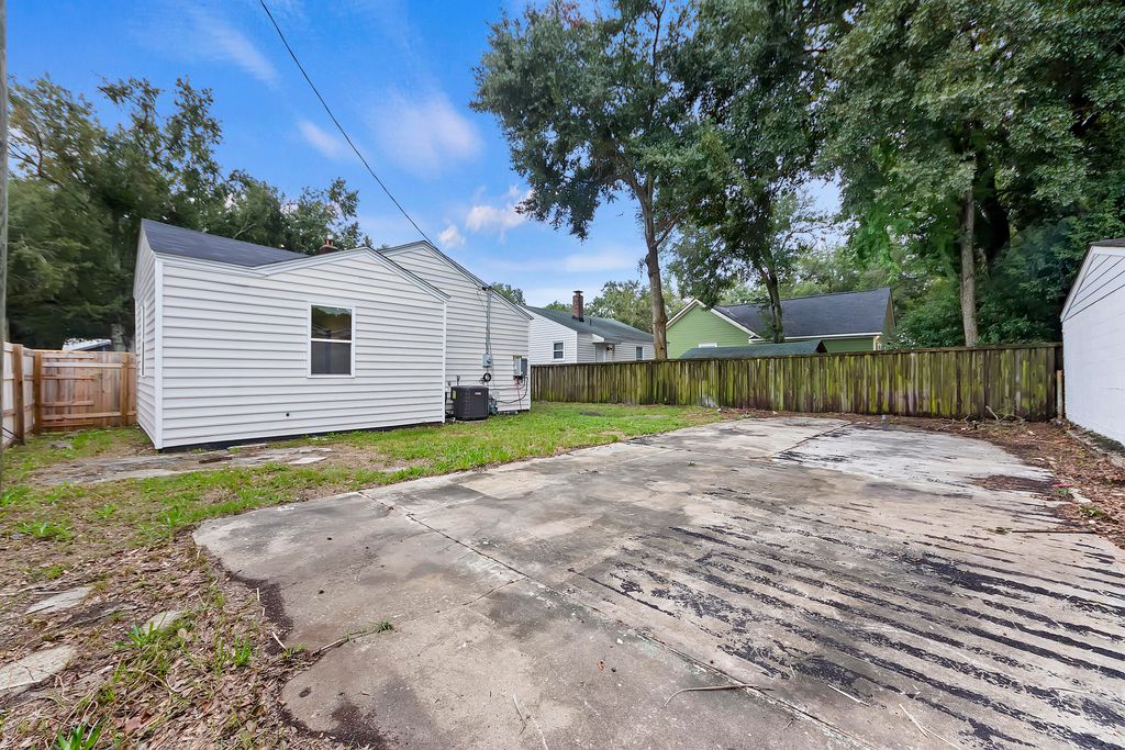 Image 24 of property listing at 2116 Commander Road, North Charleston, SC 29405