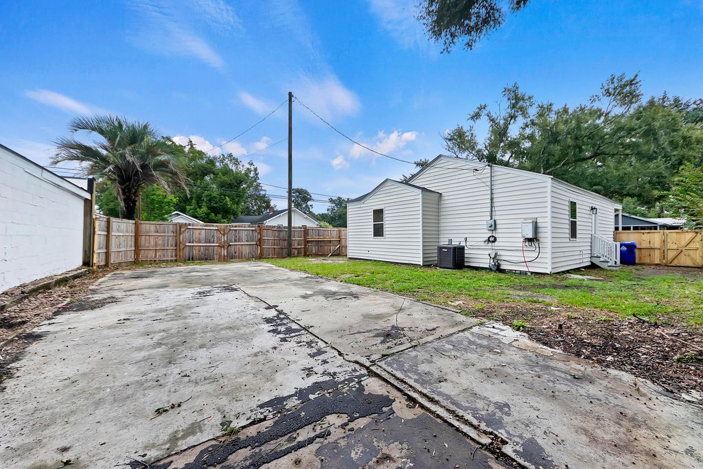 Image 25 of property listing at 2116 Commander Road, North Charleston, SC 29405