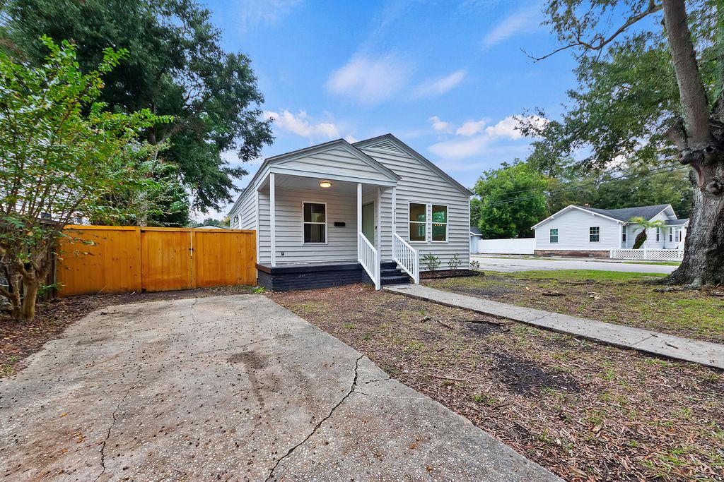 Image 3 of property listing at 2116 Commander Road, North Charleston, SC 29405