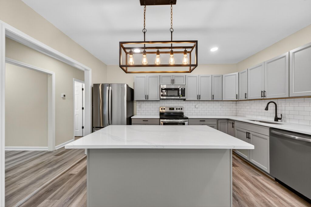 Image 5 of property listing at 2116 Commander Road, North Charleston, SC 29405