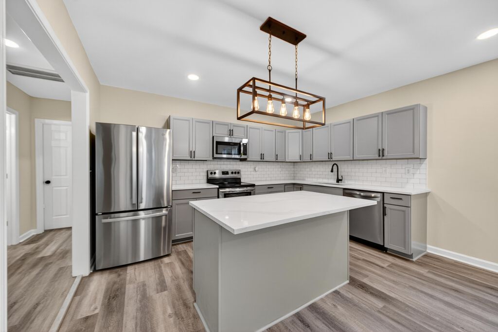 Image 9 of property listing at 2116 Commander Road, North Charleston, SC 29405