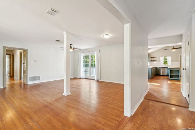 220 LYMAN DR, Terrell Hills, TX 78209