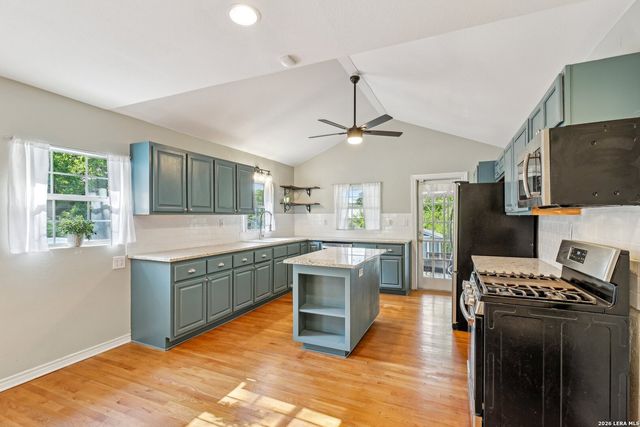 220 LYMAN DR, Terrell Hills, TX 78209