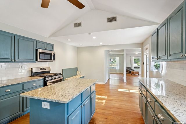 220 LYMAN DR, Terrell Hills, TX 78209