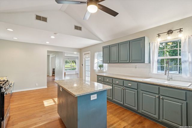 220 LYMAN DR, Terrell Hills, TX 78209
