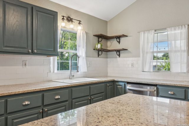 220 LYMAN DR, Terrell Hills, TX 78209