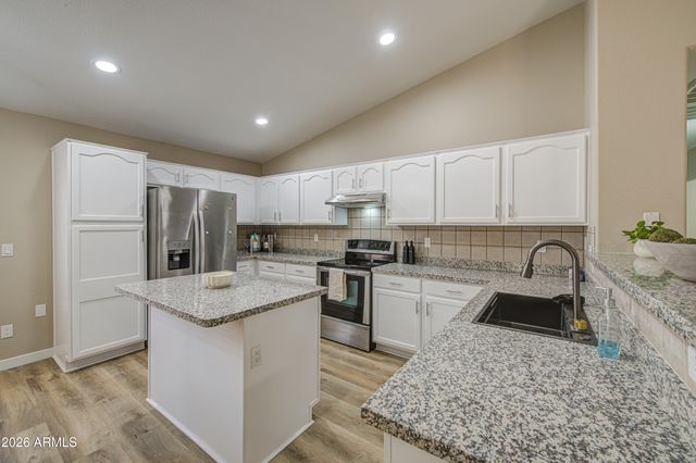 15668 W SAGUARO Lane, Surprise, AZ 85374