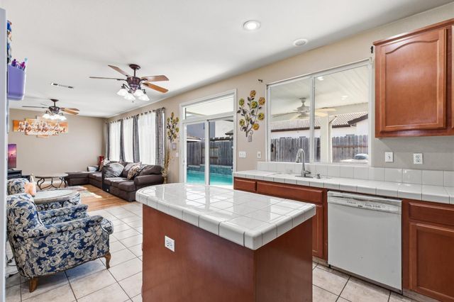 2410 Jessica Cir, Escalon, CA 95320