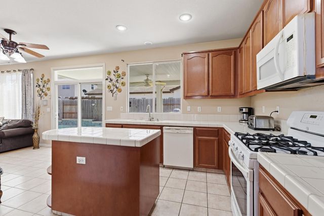 2410 Jessica Cir, Escalon, CA 95320
