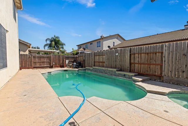 2410 Jessica Cir, Escalon, CA 95320