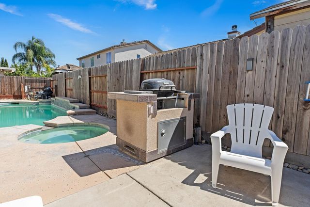 2410 Jessica Cir, Escalon, CA 95320