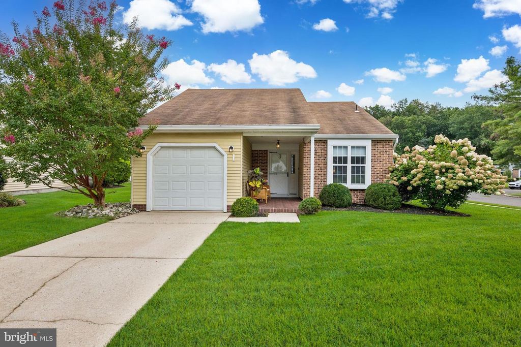 1 CARSON CT, Mount Laurel, NJ 08054