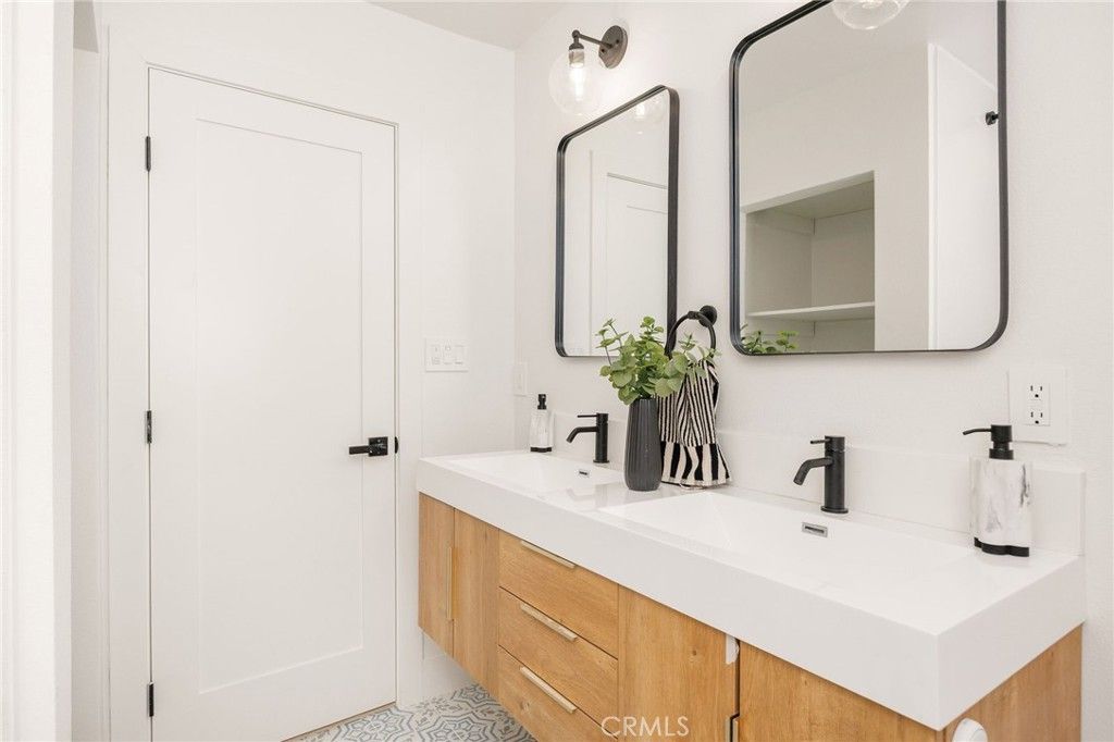 Image 11 of property listing at 5856 Halbrent Avenue, Sherman Oaks, CA 91411