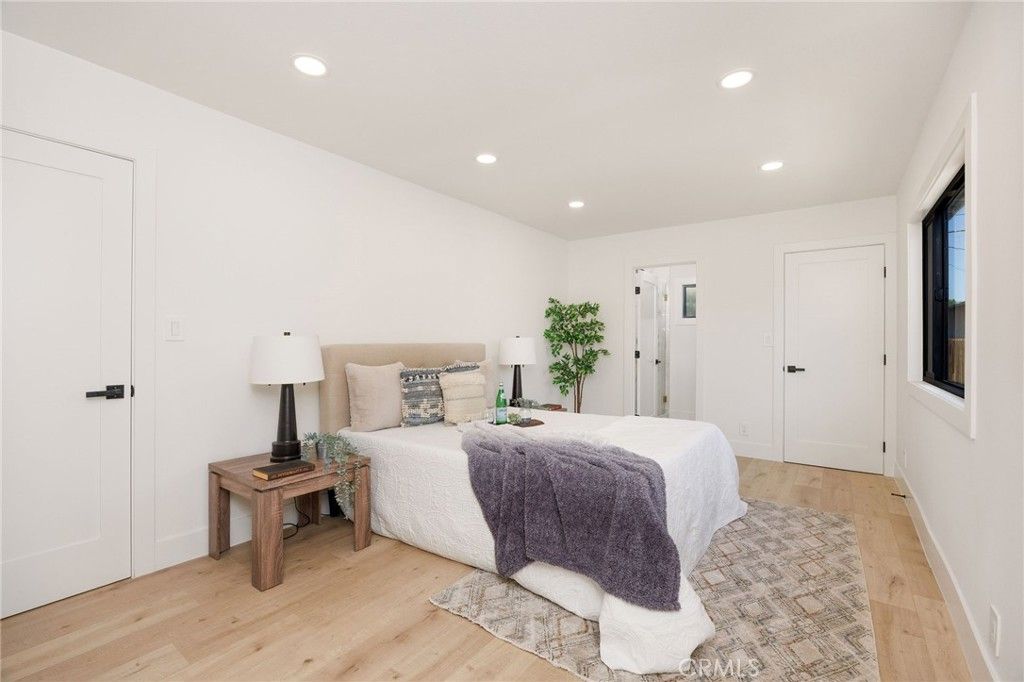 Image 12 of property listing at 5856 Halbrent Avenue, Sherman Oaks, CA 91411