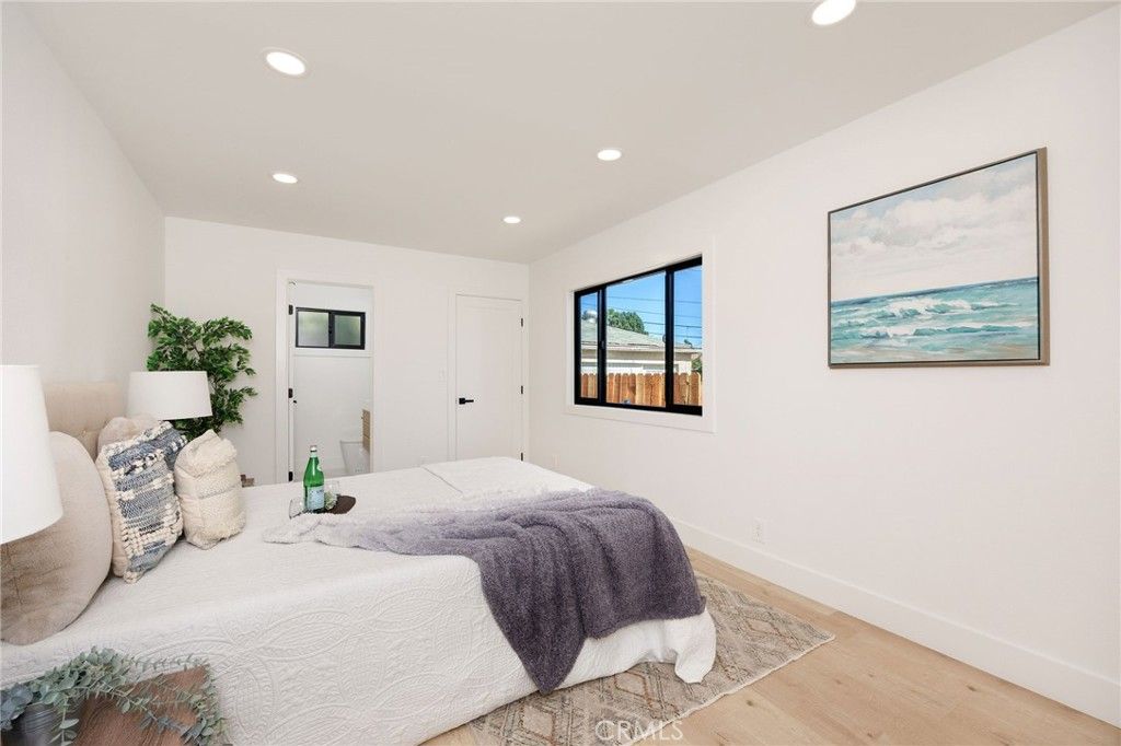 Image 13 of property listing at 5856 Halbrent Avenue, Sherman Oaks, CA 91411