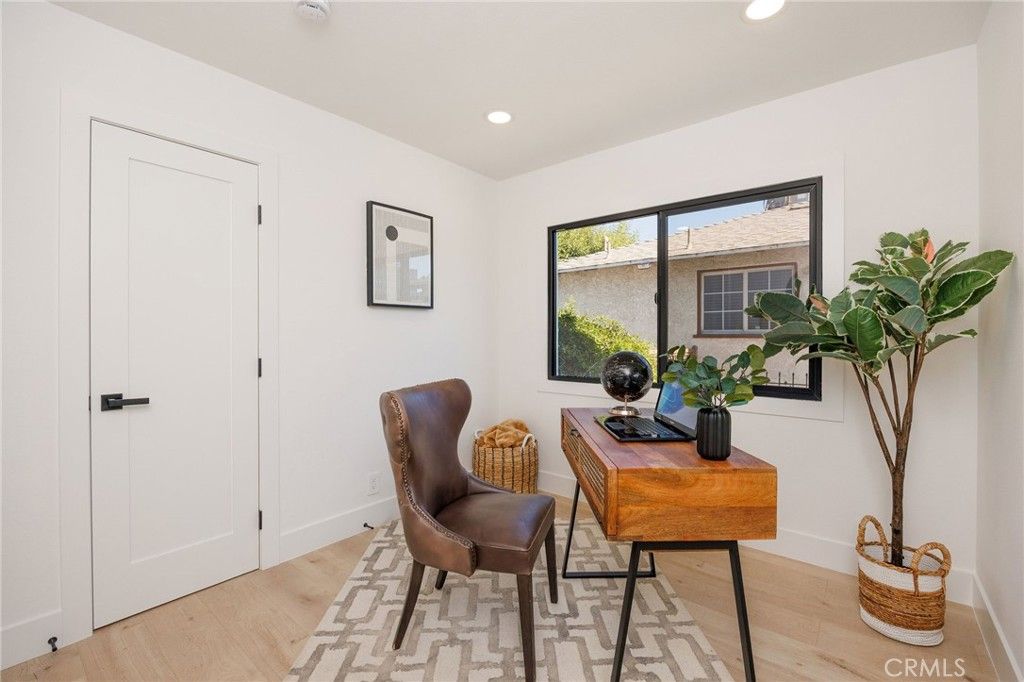 Image 16 of property listing at 5856 Halbrent Avenue, Sherman Oaks, CA 91411