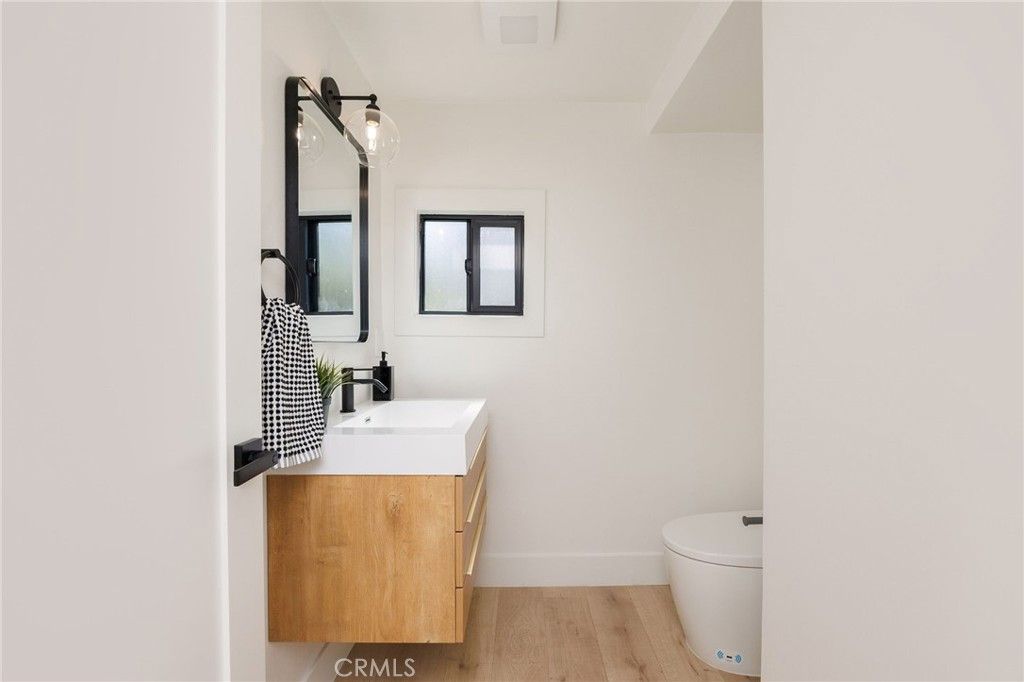 Image 18 of property listing at 5856 Halbrent Avenue, Sherman Oaks, CA 91411