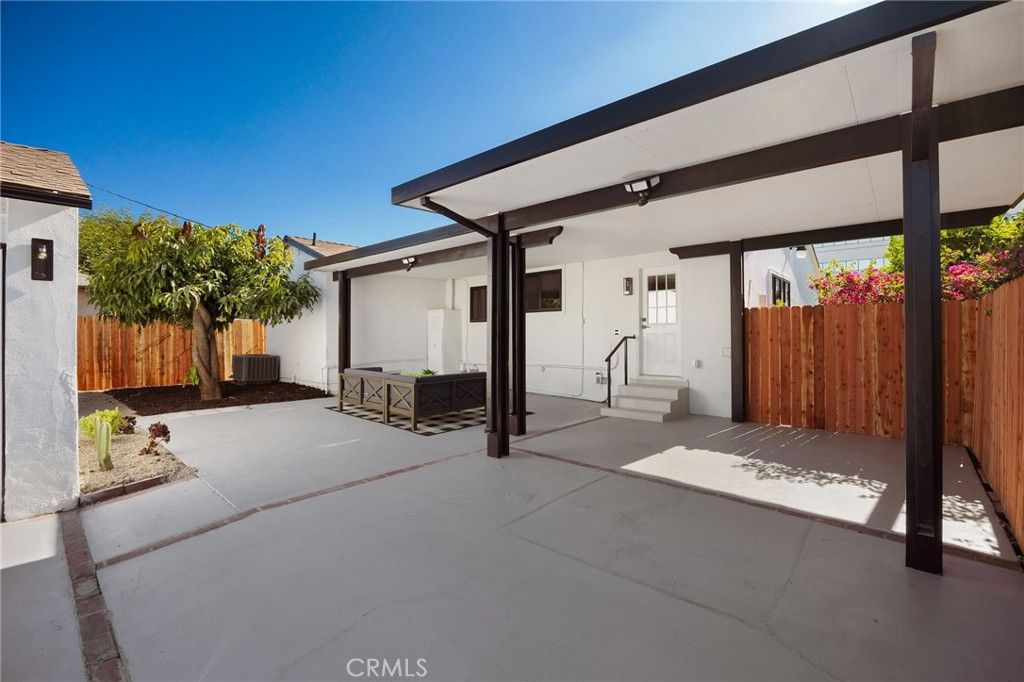 Image 19 of property listing at 5856 Halbrent Avenue, Sherman Oaks, CA 91411