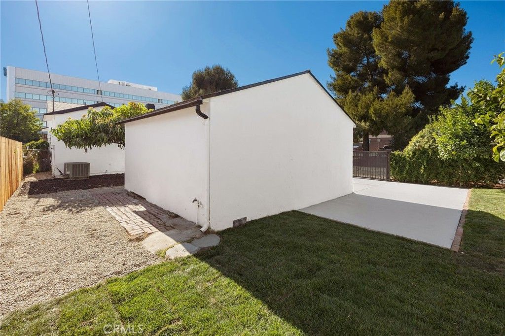 Image 22 of property listing at 5856 Halbrent Avenue, Sherman Oaks, CA 91411
