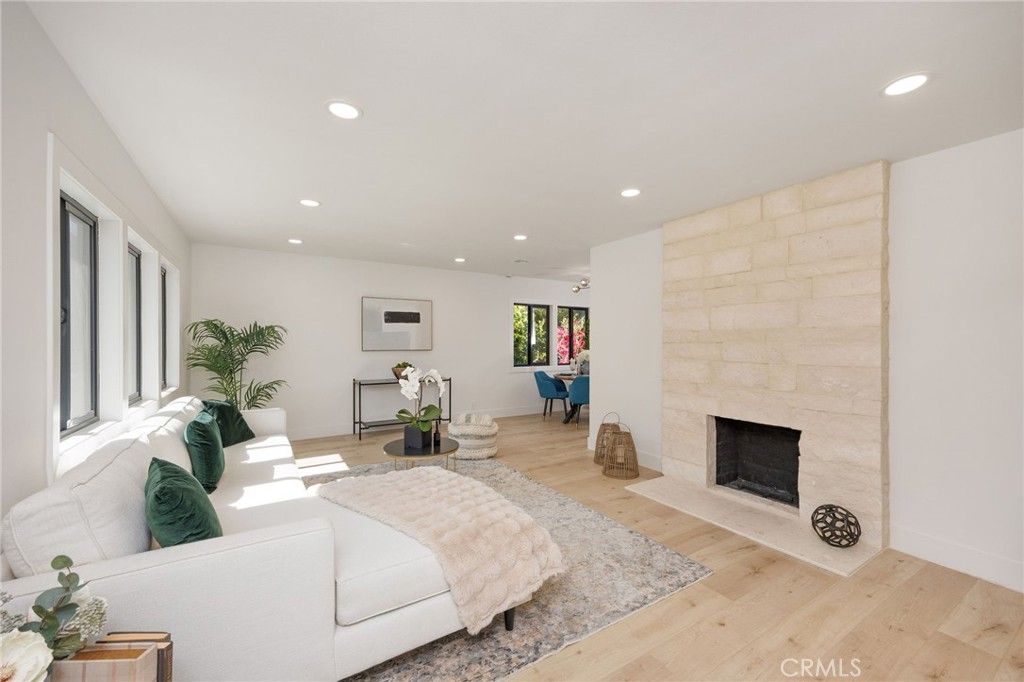 Image 3 of property listing at 5856 Halbrent Avenue, Sherman Oaks, CA 91411