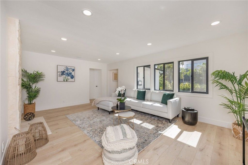 Image 4 of property listing at 5856 Halbrent Avenue, Sherman Oaks, CA 91411
