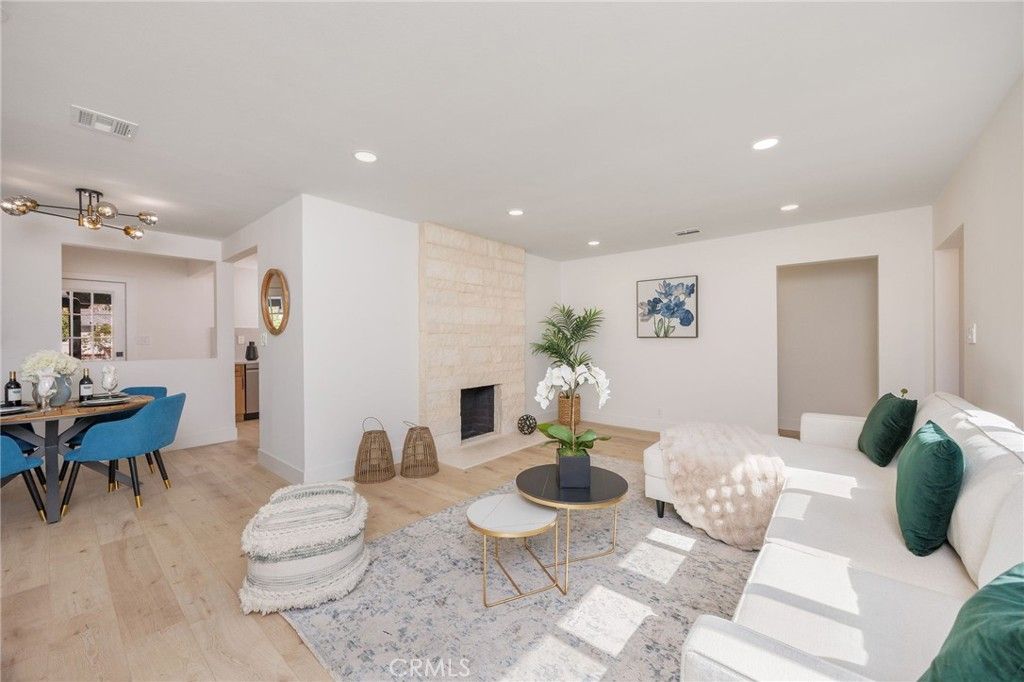 Image 5 of property listing at 5856 Halbrent Avenue, Sherman Oaks, CA 91411