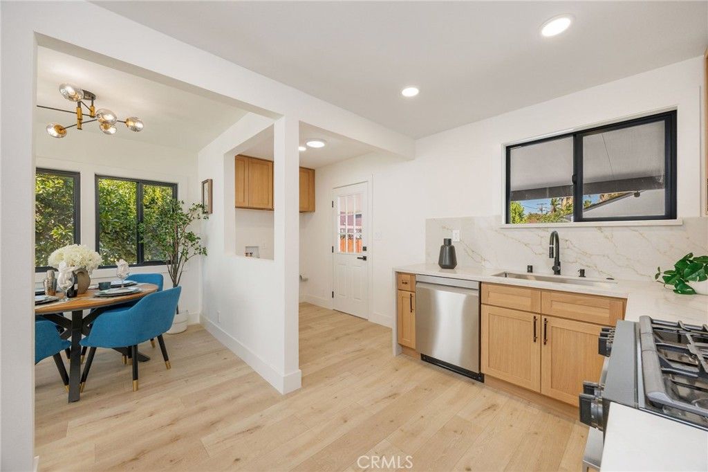 Image 7 of property listing at 5856 Halbrent Avenue, Sherman Oaks, CA 91411