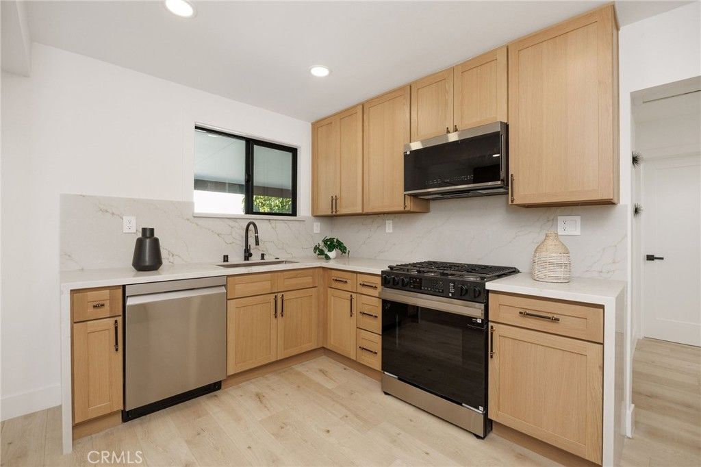 Image 8 of property listing at 5856 Halbrent Avenue, Sherman Oaks, CA 91411
