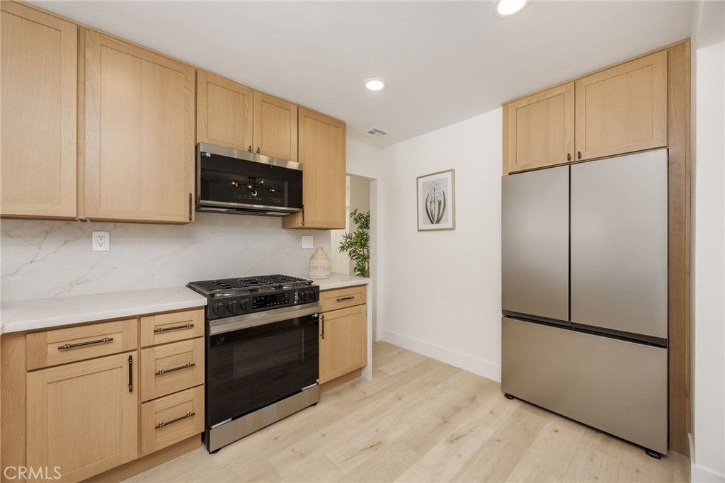Image 9 of property listing at 5856 Halbrent Avenue, Sherman Oaks, CA 91411