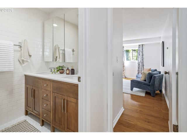 6090 Sw 68TH Ct, Portland, OR 97223