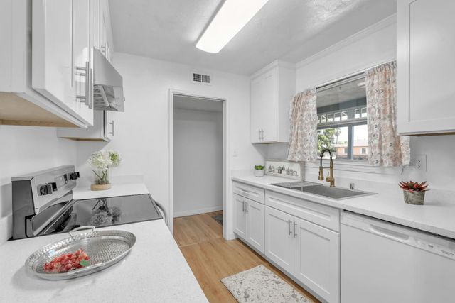 7284 Cromwell Way, Sacramento, CA 95822