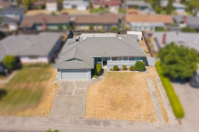 7284 Cromwell Way, Sacramento, CA 95822
