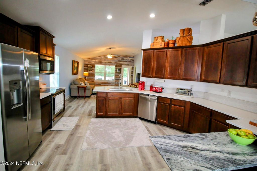 Image 5 of property listing at 78236 SADDLE ROCK Road, Yulee, FL 32097