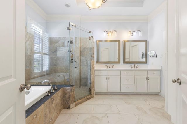 19 E Breezy Way, The Woodlands, TX 77380