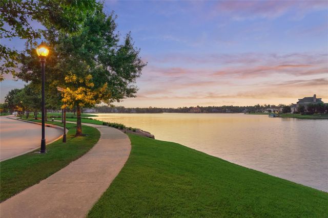 19 E Breezy Way, The Woodlands, TX 77380
