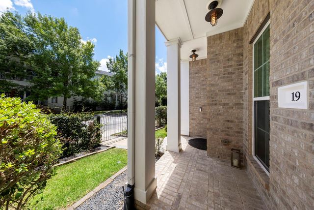 19 E Breezy Way, The Woodlands, TX 77380