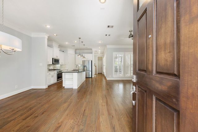19 E Breezy Way, The Woodlands, TX 77380