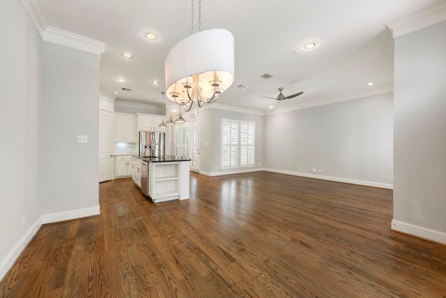 19 E Breezy Way, The Woodlands, TX 77380