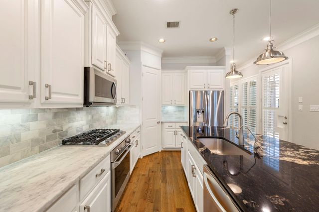 19 E Breezy Way, The Woodlands, TX 77380