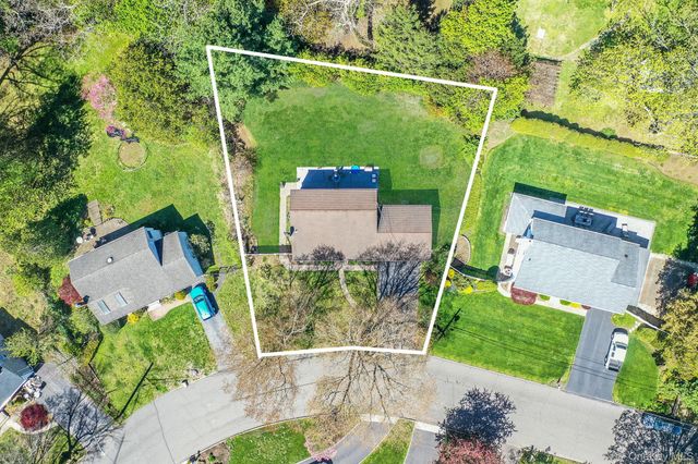 17 Gay Lore Drive, Huntington, NY 11743